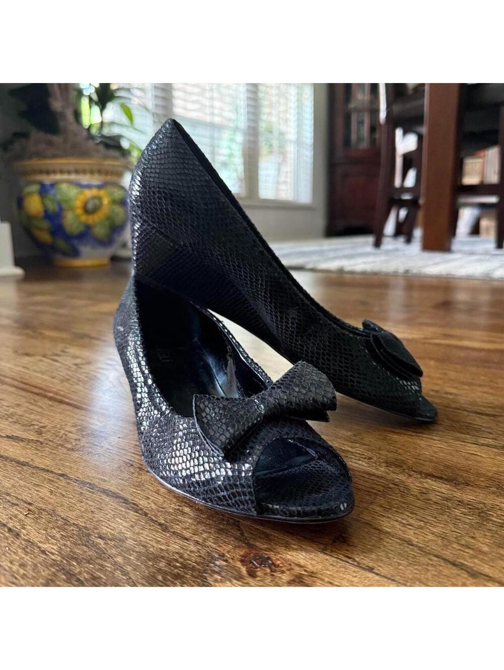 🖤 VANELi Black Embossed Leather Peep Toe Bow Wedges Size 9.5N